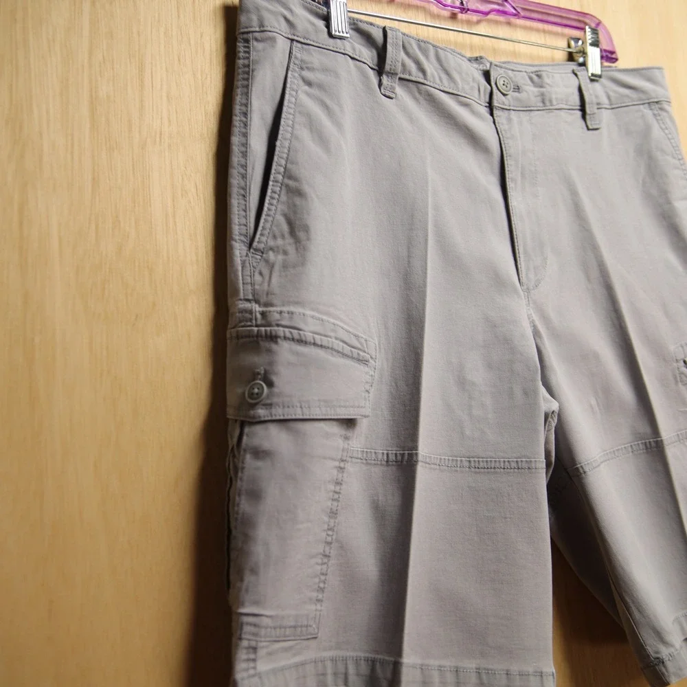 IZOD Saltwater Stretch Mens Gray Cargo Shorts Size 34 Waist 10.5 Inseam